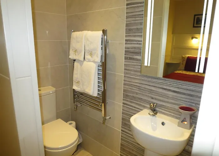 Avalon House מלון 3*