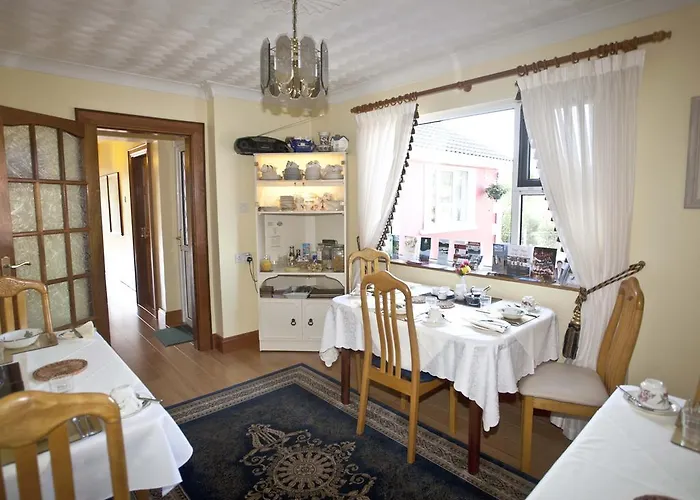 מלון Avalon House 3*